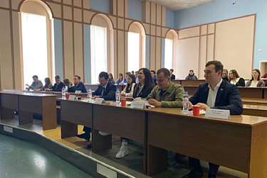 Навыки ведения дебатов показывают молодежные парламентарии